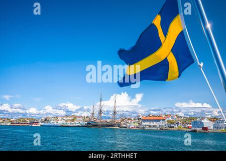 Drapeau suédois sur le bateau dans l'archipel des îles de Gothenburg près de l'île Donso, comté de Vastra Gotaland, Suède Banque D'Images