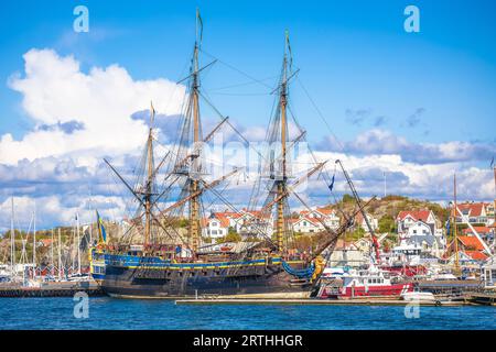 Grand voilier en bois dans le port de l'île de Donsö, archipel de Gothenburg vue panoramique, Vastra Gotaland County, Suède Banque D'Images