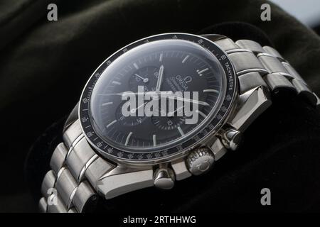 Milan, Italie - 12 septembre 2023 : gros plan sur le cadran d'une Omega Speedmaster Professional Moonwatch en acier inoxydable reposant sur un fond noir. Banque D'Images