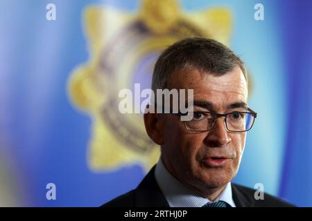 Drew Harris, commissaire de la Garda, s'adresse aux médias lors de la conférence de l'Association des surintendants de la Garda à la Maison Killashee à Naas, Co Kildare. Près de 99 % des gardai qui ont voté lors d'un scrutin n'ont pas fait confiance au commissaire. Date de la photo : mercredi 13 septembre 2023. Banque D'Images