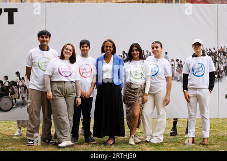 Munira Wilson, députée de Twickenham et porte-parole des libéraux démocrates pour l’éducation, se joint aux jeunes ambassadeurs de l’alimentation pour la manifestation de la Food Foundation à Westminster avec leur réinvention d’une affiche politique dans le cadre de la campagne « Feed the future », dans le but d’amener les politiciens à s’engager à étendre l’accès aux repas scolaires gratuits, puisque 900 000 enfants vivant dans la pauvreté ne sont pas éligibles au programme. Date de la photo : mercredi 23 septembre. Banque D'Images