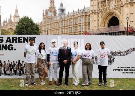 USAGE ÉDITORIAL SEUL John McDonnell, député de Hayes et Harlington, se joint aux Young Food Ambassadors pour la manifestation de la Food Foundation à Westminster avec leur réinvention d’une affiche politique dans le cadre de la campagne « Feed the future », dans le but d’amener les politiciens à s’engager à étendre l’accès aux repas scolaires gratuits, puisque 900 000 enfants vivant dans la pauvreté ne sont pas éligibles au programme. Date de la photo : mercredi 23 septembre. Banque D'Images