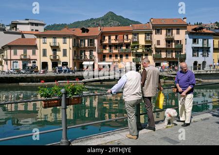 Hommes âgés sur la promenade le long de la rivière Nigoglia à Omegna, Lac Orta, Piémont, Italie Banque D'Images