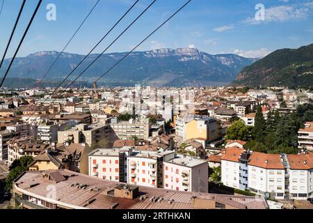 Blick auf Bozen von der Rittner Seilbahn, Suedtirol, Italien, vue sur Bolzano depuis le téléphérique, Tyrol du Sud, Italie Banque D'Images