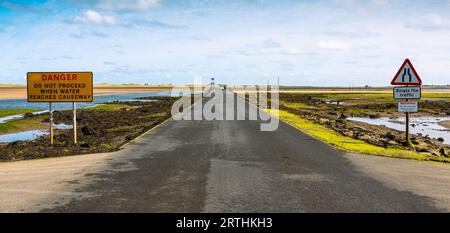 Beal Causeway pour traverser à Holy Island lorsque la marée est sortie, Northumberland, England, UK Banque D'Images