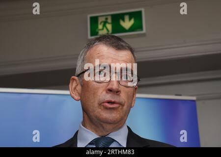 Drew Harris, commissaire de la Garda, s'adresse aux médias lors de la conférence de l'Association des surintendants de la Garda à la Maison Killashee à Naas, Co Kildare. Près de 99 % des gardai qui ont voté lors d'un scrutin n'ont pas fait confiance au commissaire. Date de la photo : mercredi 13 septembre 2023. Banque D'Images