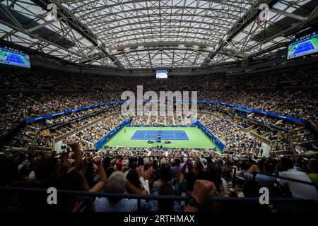 Arthur Ashe Stadiium à l'USTA Billie Jean King National tennis Center lors de la finale de l'US Open de tennis féminin 2023 entre Coco Gauff (USA Banque D'Images