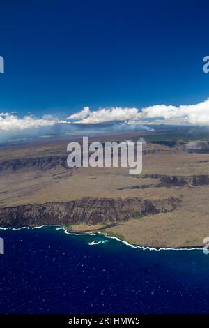 Des fumées volcaniques montent du cratère du volcan actif Kilauea sur la Grande île, Hawaï, États-Unis. Vue aérienne du cratère du volcan actif Banque D'Images