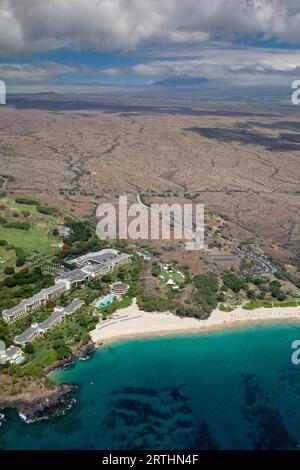 Vue aérienne de Hapuna Beach sur la côte ouest de Big Island, Hawaii, USA, avec une vue sur le Mauna Kea couvert de nuages Banque D'Images