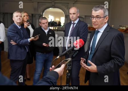 Drew Harris, commissaire de la Garda, s'adresse aux médias lors de la conférence de l'Association des surintendants de la Garda à la Maison Killashee à Naas, Co Kildare. Près de 99 % des gardai qui ont voté lors d'un scrutin n'ont pas fait confiance au commissaire. Date de la photo : mercredi 13 septembre 2023. Banque D'Images