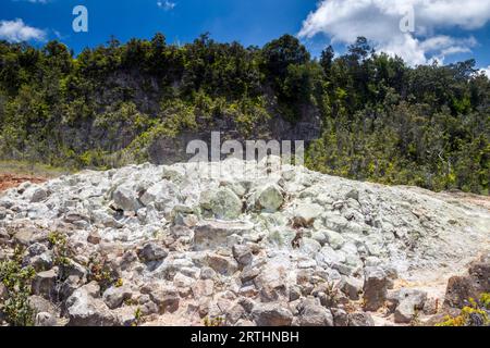 Les banques de soufre, dépôts de soufre dans le parc national des volcans d'Hawaï sur Big Island, Hawaï, États-Unis Banque D'Images