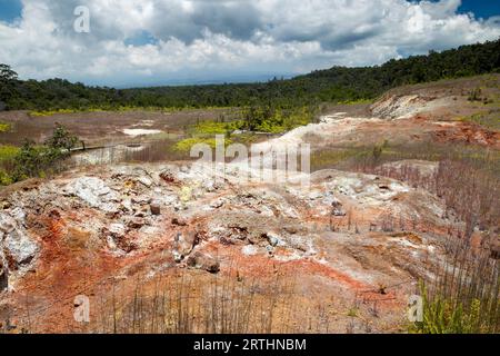 Les banques de soufre, dépôts de soufre dans le parc national des volcans d'Hawaï sur Big Island, Hawaï, États-Unis Banque D'Images