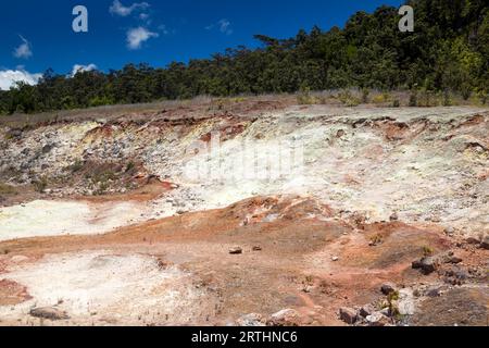 Les banques de soufre, dépôts de soufre dans le parc national des volcans d'Hawaï sur Big Island, Hawaï, États-Unis Banque D'Images