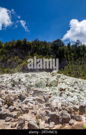 Les banques de soufre, dépôts de soufre dans le parc national des volcans d'Hawaï sur Big Island, Hawaï, États-Unis Banque D'Images