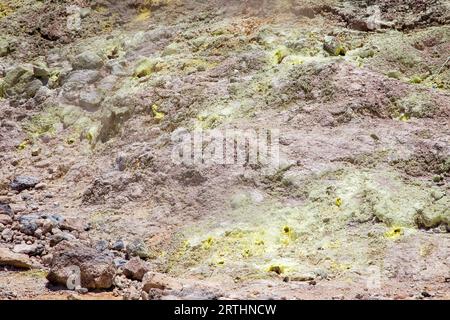 Les banques de soufre, dépôts de soufre dans le parc national des volcans d'Hawaï sur Big Island, Hawaï, États-Unis Banque D'Images