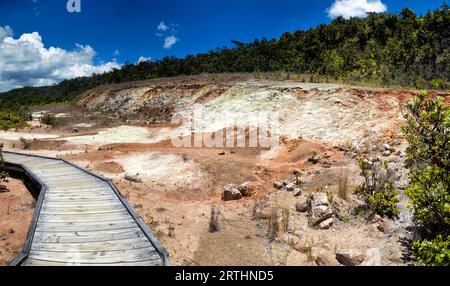 Les banques de soufre, dépôts de soufre dans le parc national des volcans d'Hawaï sur Big Island, Hawaï, États-Unis Banque D'Images