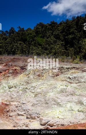 Les banques de soufre, dépôts de soufre dans le parc national des volcans d'Hawaï sur Big Island, Hawaï, États-Unis Banque D'Images