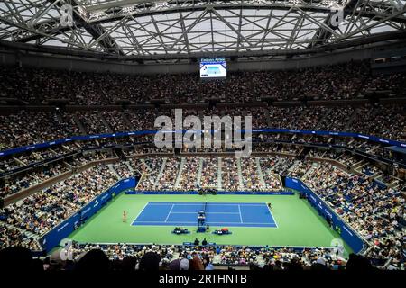 Arthur Ashe Stadiium à l'USTA Billie Jean King National tennis Center lors de la finale de l'US Open de tennis féminin 2023 entre Coco Gauff (USA Banque D'Images