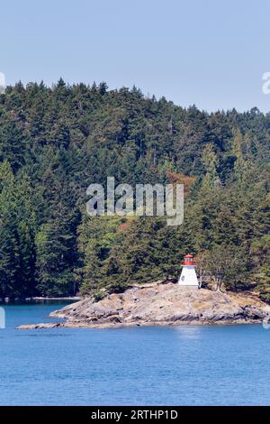 Petit phare sur la côte des îles Gulf près de l'île de Vancouver, Colombie-Britannique, Canada Banque D'Images