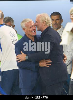 Rudi Völler, Voeller (entraîneur DFB Interims et DFB Sportdirektor), , Didier DESCHAMPS, entraîneur principal de la FRA, s'embrassent après le match amical ALLEMAGNE - FRANCE 2-1 DEUTSCHLAND - FRANKREICH 2-1 préparation pour les Championnats d'Europe 2024 en Allemagne, saison 2023/2024, le 12 septembre 2023 à Dortmund, Allemagne. © Peter Schatz / Alamy Live News Banque D'Images