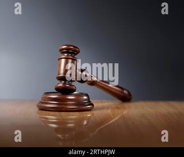 Marteau en bois d'acajou sur une table en bois brillant Banque D'Images