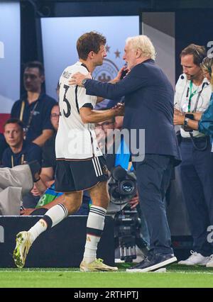 Thomas Müller, Mueller, DFB 13 Rudi Völler, Voeller (entraîneur DFB Interims et DFB Sportdirektor), dans le match amical ALLEMAGNE - FRANCE 2-1 DEUTSCHLAND - FRANKREICH 2-1 préparation pour les Championnats d'Europe 2024 en Allemagne, saison 2023/2024, le 12 septembre 2023 à Dortmund, Allemagne. © Peter Schatz / Alamy Live News Banque D'Images