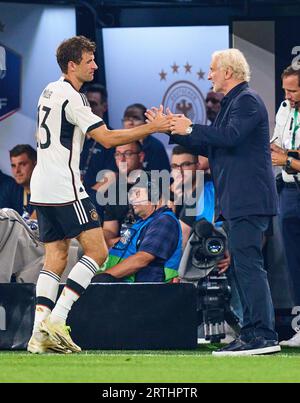 Thomas Müller, Mueller, DFB 13 Rudi Völler, Voeller (entraîneur DFB Interims et DFB Sportdirektor), dans le match amical ALLEMAGNE - FRANCE 2-1 DEUTSCHLAND - FRANKREICH 2-1 préparation pour les Championnats d'Europe 2024 en Allemagne, saison 2023/2024, le 12 septembre 2023 à Dortmund, Allemagne. © Peter Schatz / Alamy Live News Banque D'Images