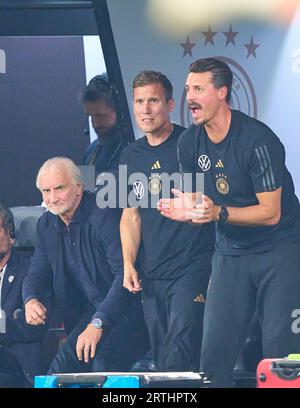 Rudi Völler, Voeller (entraîneur DFB Interims et DFB Sportdirektor), Sandro Wagner, Hannes Wolf, entraîneur adjoint DFB dans le match amical ALLEMAGNE - FRANCE 2-1 DEUTSCHLAND - FRANKREICH 2-1 préparation pour les Championnats d'Europe 2024 en Allemagne, saison 2023/2024, le 12 septembre 2023 à Dortmund, Allemagne. © Peter Schatz / Alamy Live News Banque D'Images