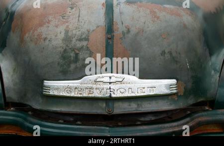 Emblème Chevrolet sur le capot avec rouille et peinture usée d'Un camion Chevrolet Advance Design 3600 des années 1950, camion Angleterre Royaume-Uni Banque D'Images