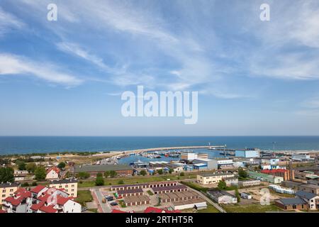 Station balnéaire de Wladyslawowo en Pologne, mer Baltique, paysage urbain d'en haut, Poméranie, région de Kashubia Banque D'Images