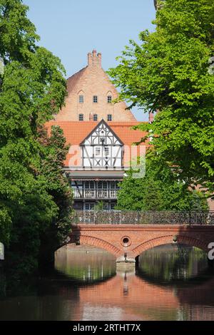 Pont de l'amour sur Raduni Canal et Miller Chambre avec grand moulin dans l'arrière-plan, la ville de Gdansk en Pologne Banque D'Images