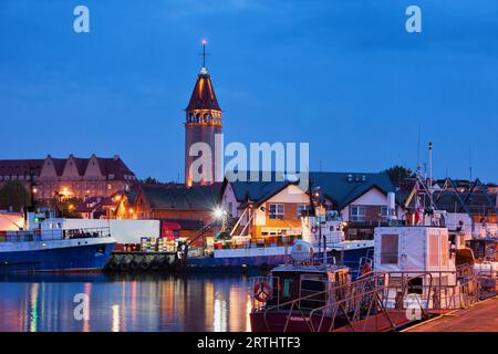 Port de pêche à Wladyslawowo, Pologne, horizon de la ville avec Fisherman House Tower la nuit, station balnéaire populaire à la mer Baltique Banque D'Images