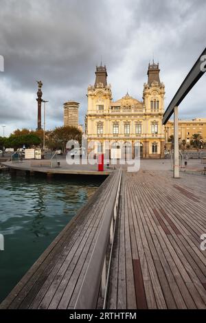 Espagne, Barcelone, Rambla de Mar sur passerelle Port Vell, ancien édifice des douanes et monument de Christophe Colomb Banque D'Images