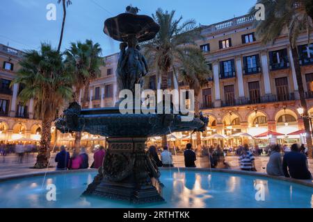 Fontaine classique des trois grâces à la Plaça Reial dans ville de Barcelone en Catalogne, Espagne au crépuscule Banque D'Images