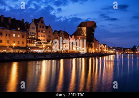 Vieille ville de Gdansk skyline at night en Pologne, maisons de marchands historique, la grue, les lumières de la ville, réflexion sur la rivière Motlawa Banque D'Images