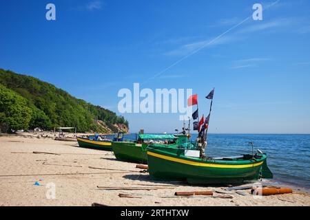 Bateaux de pêche amarrés sur la plage de sable de la mer Baltique dans la ville de Gdynia, district de Redlowo, Pologne Banque D'Images