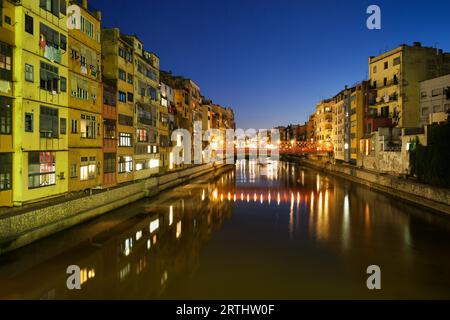 Girona ville de nuit en Espagne, maisons au bord de l'eau sur la rivière Onyar, paysage urbain pittoresque dans la région de Catalogne Banque D'Images