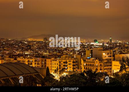 Ville de Barcelone sépia nuit paysage urbain du quartier de Poble Sec, Catalogne, Espagne Banque D'Images