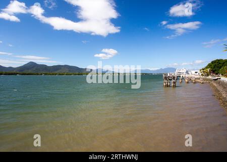 Le célèbre front de mer de Cairns et Chinaman Creek sur un jour d'hiver ensoleillé dans le Queensland, Australie Banque D'Images