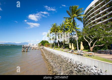 Le célèbre front de mer de Cairns et Chinaman Creek sur un jour d'hiver ensoleillé dans le Queensland, Australie Banque D'Images