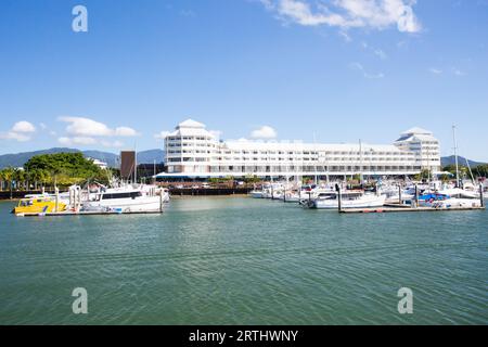 Le célèbre front de mer de Cairns et Chinaman Creek sur un jour d'hiver ensoleillé dans le Queensland, Australie Banque D'Images