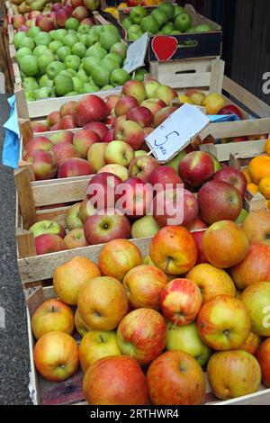 Divers fruits de pommes dans des caisses en bois au marché fermier Banque D'Images