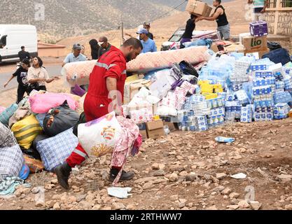 Al Haouz, Maroc. 12 septembre 2023. Des sauveteurs transportent des fournitures à Moulay, dans la province d’Al Haouz, au Maroc, le 12 septembre 2023. Le nombre de morts du tremblement de terre dévastateur au Maroc est passé à 2 901, et les blessés à 5 530, selon la dernière déclaration publiée mardi par le gouvernement marocain. Crédit : Saouri Aissa/Xinhua/Alamy Live News Banque D'Images