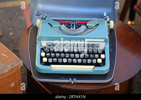 Machine à écrire portable Vintage Blue dans case Flea Market London Banque D'Images