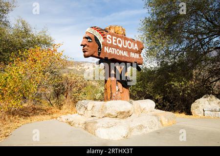 Entrée de Sequoia National Park sur l'autoroute de généraux en Californie, USA Banque D'Images