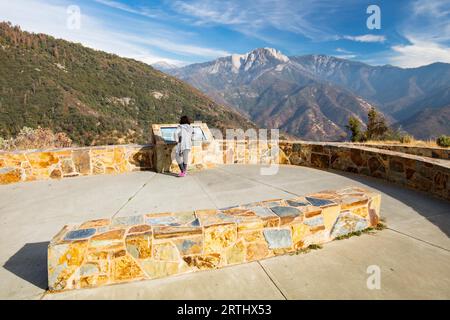 Point d'amphithéâtre à vers Castle Rock Sequoia National Park en pointe sur l'autoroute de généraux en Californie, USA Banque D'Images