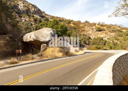 Rock Tunnel à l'entrée de Sequoia National Park sur l'autoroute de généraux en Californie, USA Banque D'Images