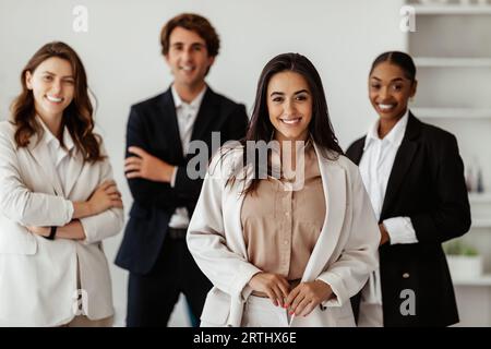 Carrière de leadership et d'entrepreneuriat. Leader positif de femme d'affaires latine debout devant des employés multiraciaux Banque D'Images