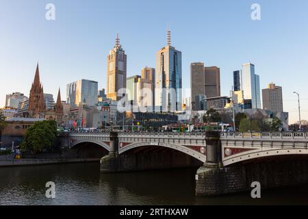 Melbourne, Australie, 7 septembre 2016 : Skyline de Melbourne le long de la rivière Yarra au coucher du soleil en direction de Federation Square Banque D'Images