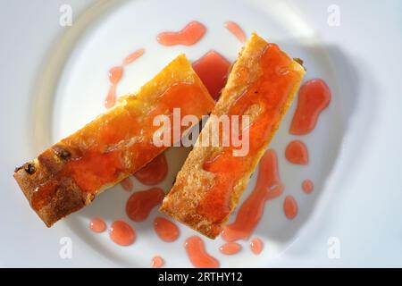 Casserole de fromage cottage avec de la confiture sur une assiette blanche. Cuisson maison Banque D'Images